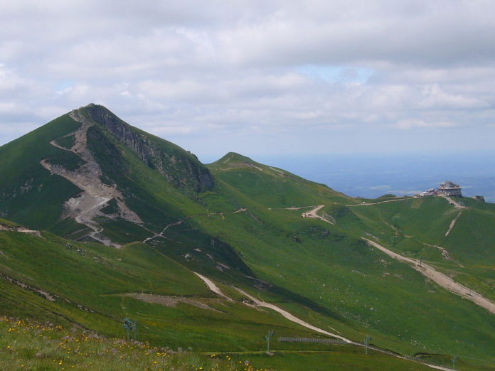 1024px-Puy_de_Sancy_and_cable_car_station1-696x522
