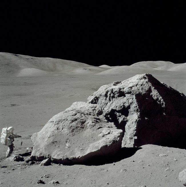 1280px-Moon-apollo17-schmitt_boulder