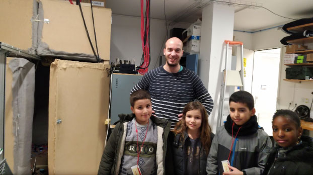 Fabrice Lemoult, chercheur à l'Institut Langevin, avec les quatre reporters, à côté d’une cavité.